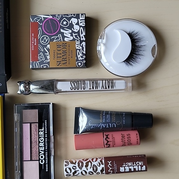 13 Piece New Makeup Bundle Eyeshadow Lipgloss Blush New - Picture 5 of 13